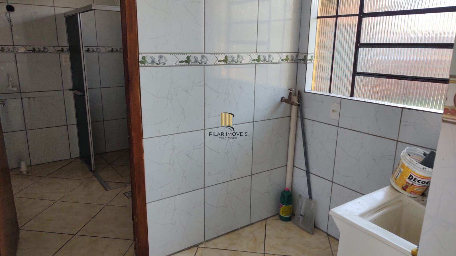 Vende casa com 84m² ,  2 dormitórios, terreno com 300m²