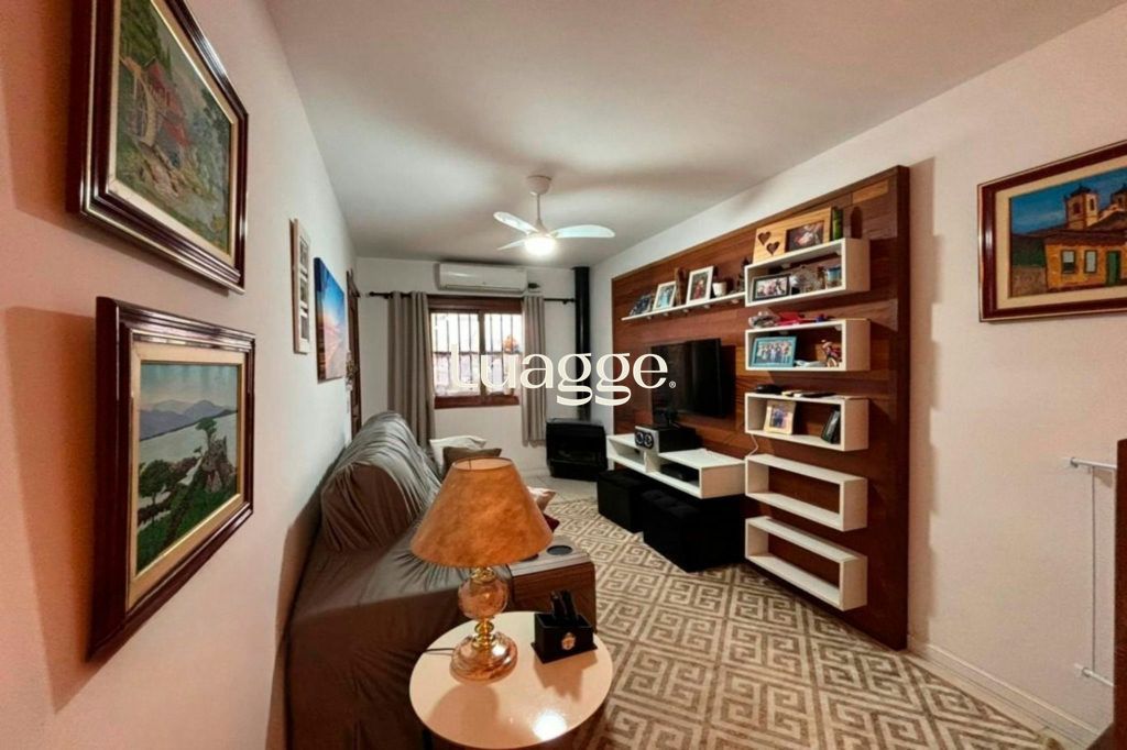 Casa com 3 quartos, 2 vagas, Patio com churrasqueira no bairro Aberta dos Morros