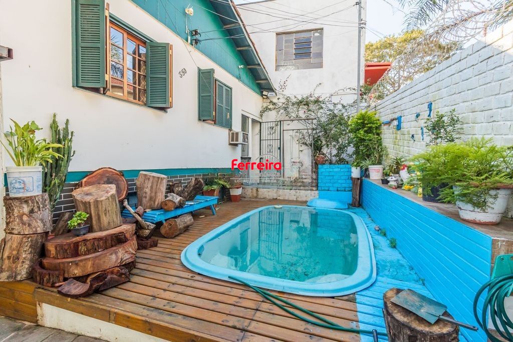CASA 03 dormitórios, 2 suítes,  216m² privativos  com piscina no BAIRRO MEDIANEIRA