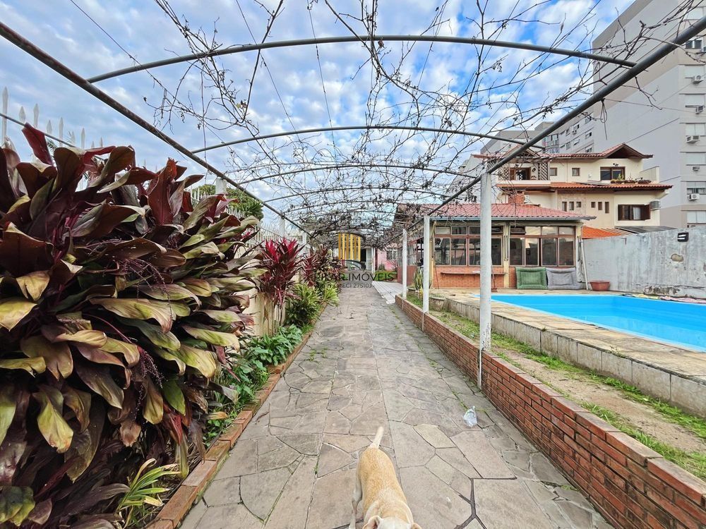 Casa ampla com piscina, adega, quiosque com churrasqueira e casa nos fundos (edícula).