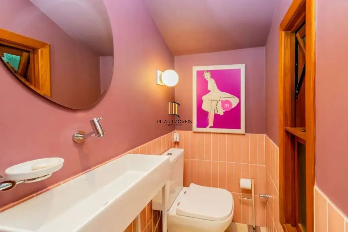 Casa em condomínio com 3 dormitórios, revertido em 2, suíte e 2 vagas.