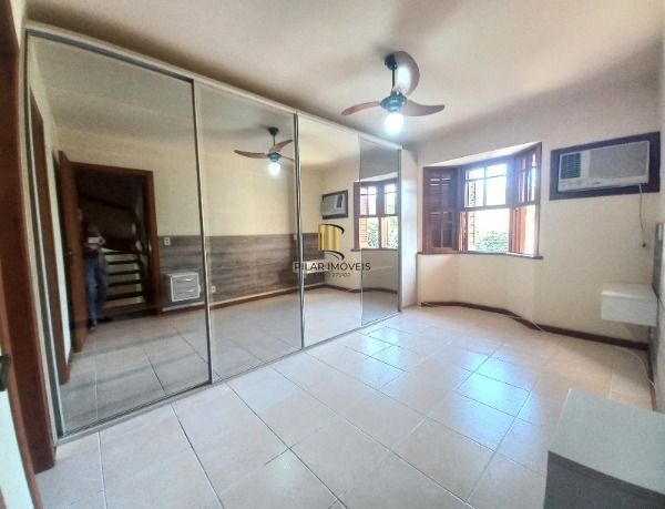 Casa em Porto Alegre, no bairro Ipanema, com 3 dormitório(s), e 3 banheiros, à v