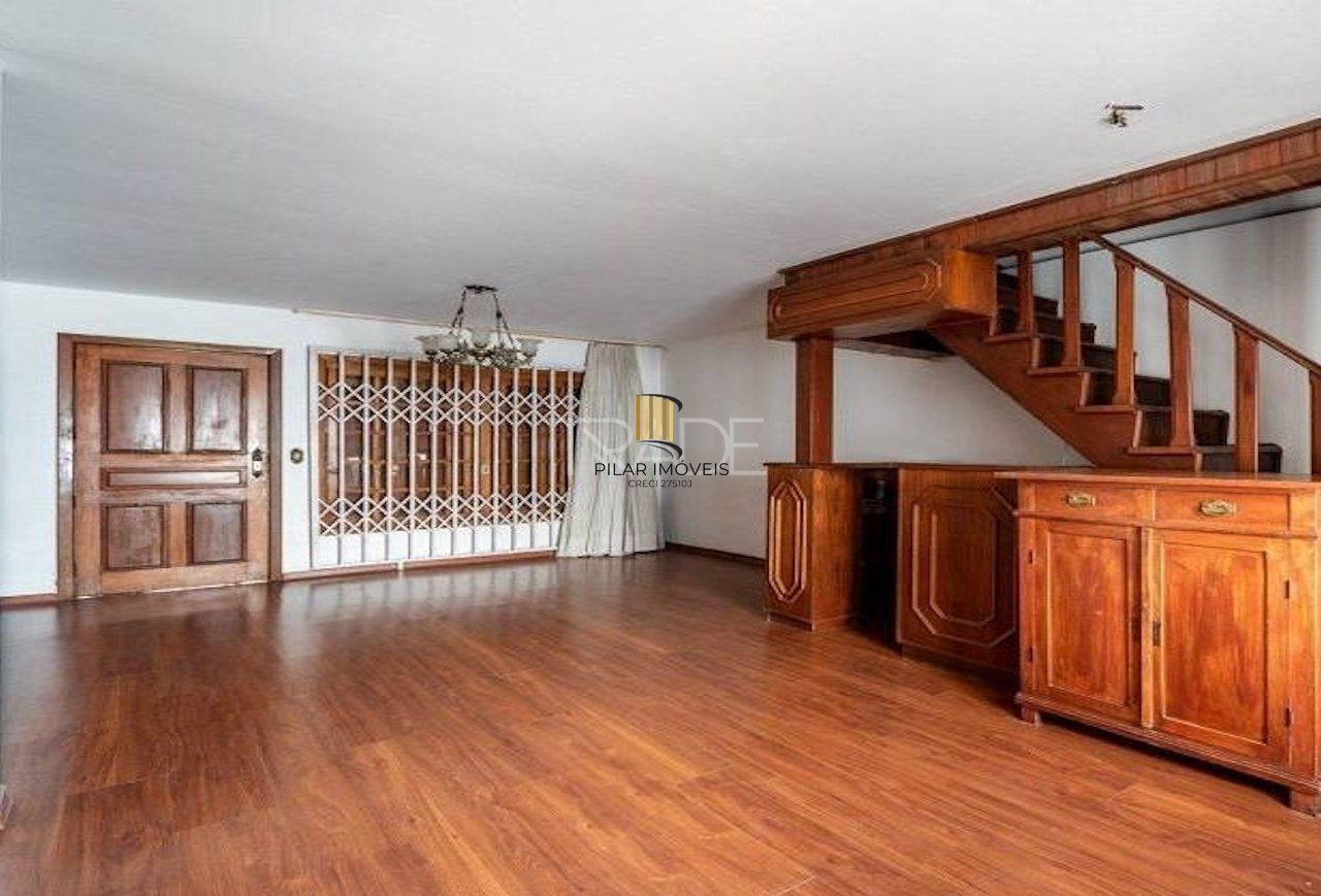 Residência no bairro Camaquã, com 3 dormitório(s), e 3 banheiros,