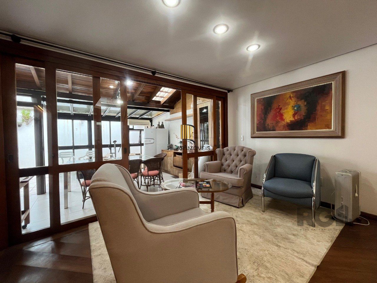 Casa de três quartos, suíte e quatro vagas de garagem no bairro Menino Deus em Porto Alegre