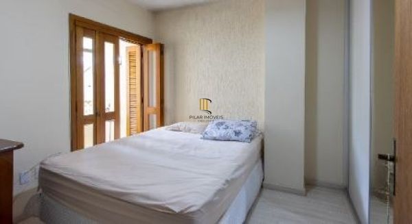 Casa em Porto Alegre, no bairro Ipanema, com 3 dormitório(s), e 3 banheiros, à v