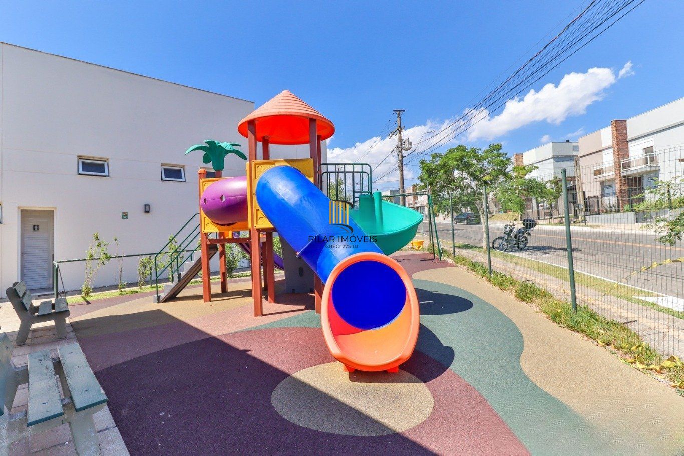 Casa em Condomínio com 3 Dormitórios e Energia Solar na Lomba do Pinheiro