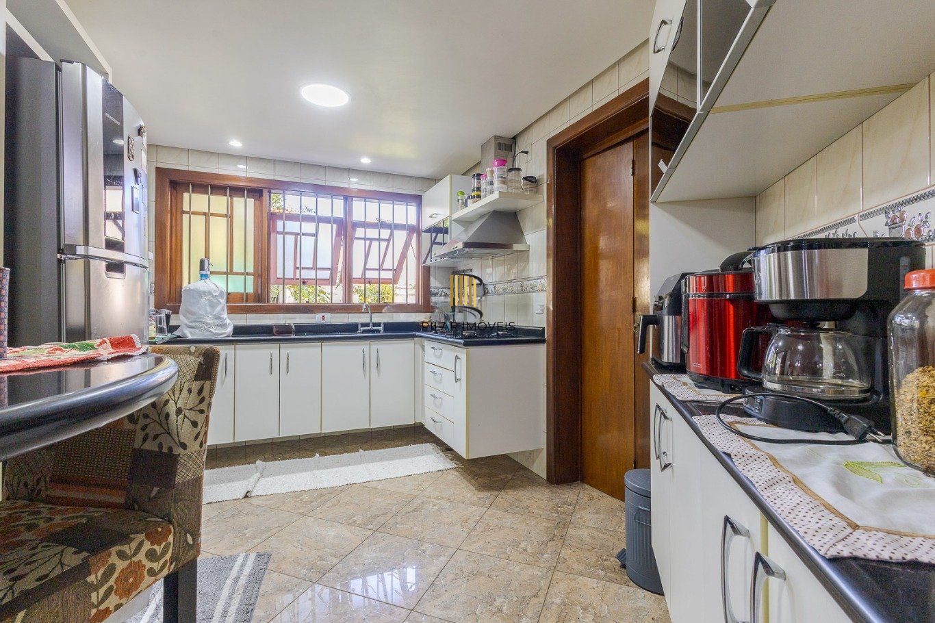 Casa de 297m² no centro de canoas, com 3 quartos, 1 suíte e 3 vagas de garagem.