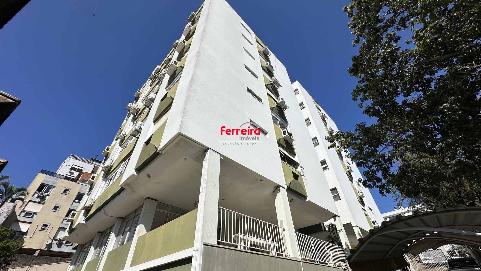 Apartamento com 2 dormitórios, dependência, elevador e vaga coberta na Mariland