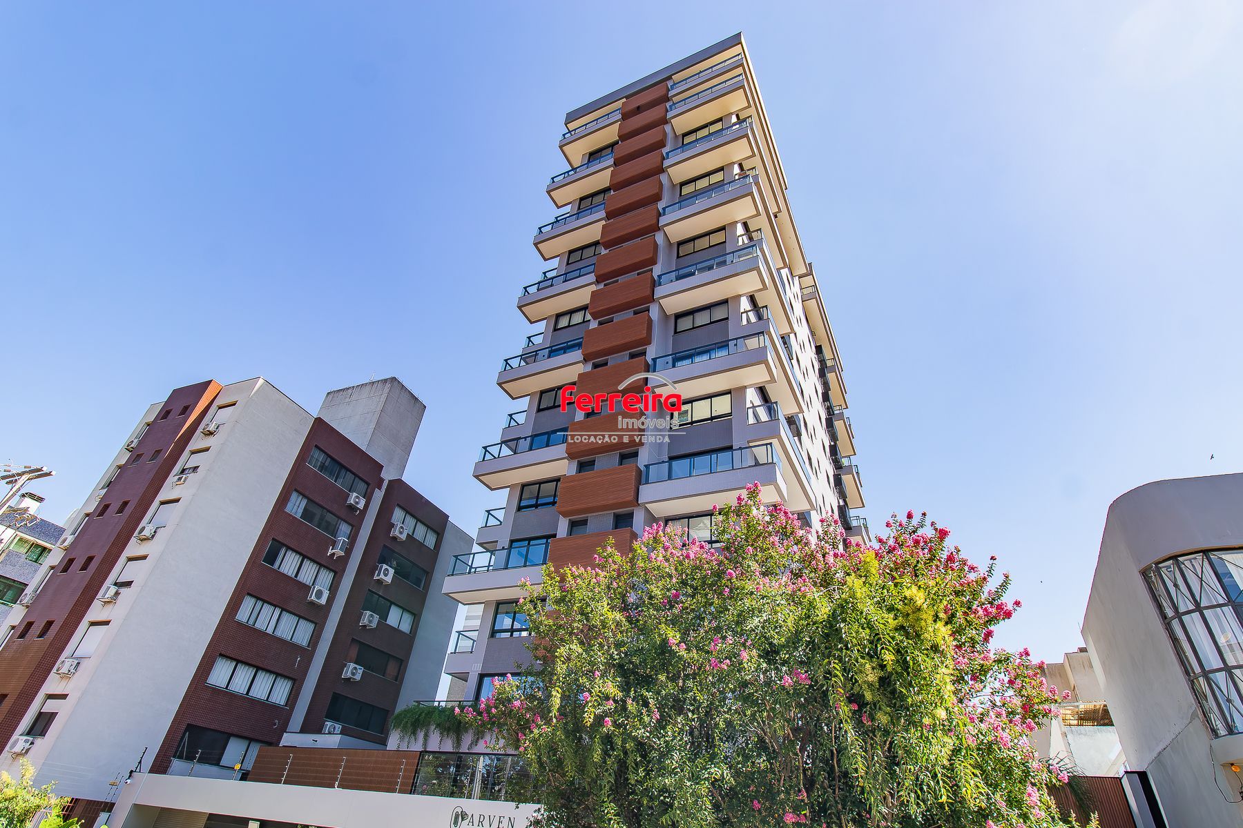 Incrível apartamento novo mobiliado com 2 suítes no Menino Deus