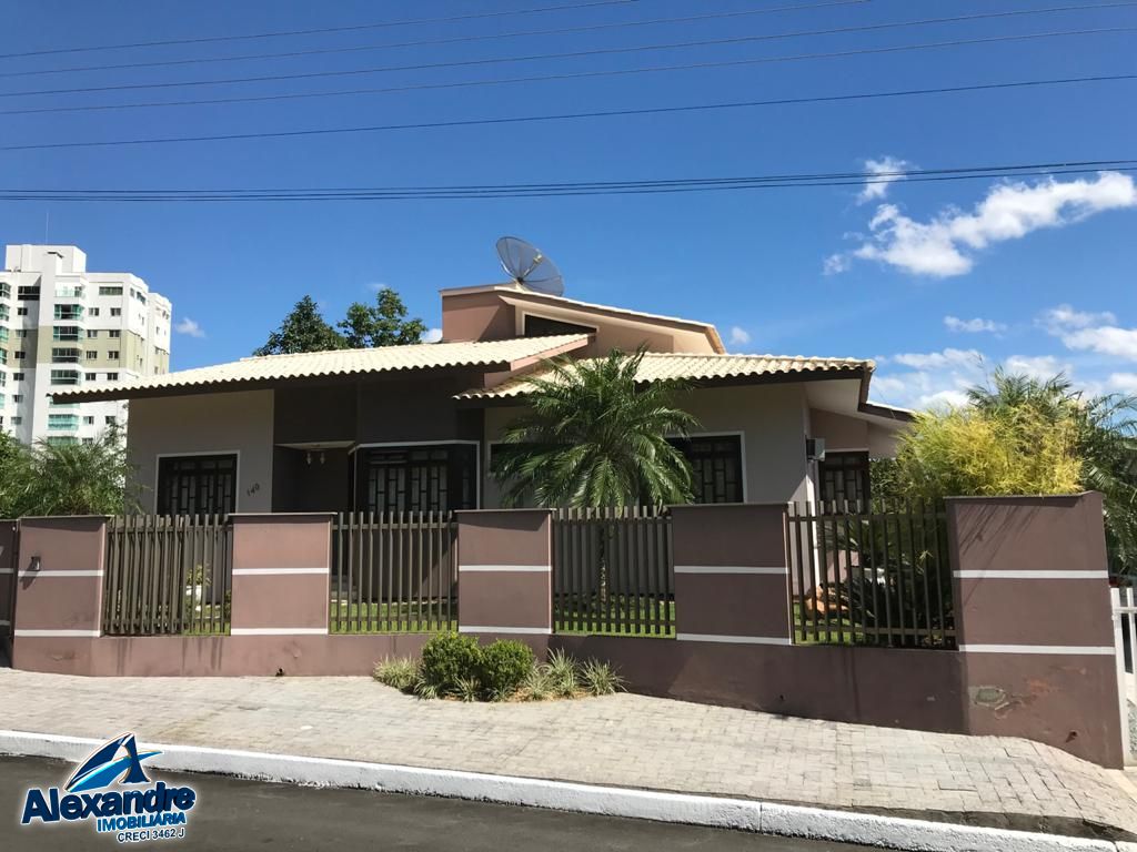 Casa à venda com 3 quartos, 187m² - Foto 1
