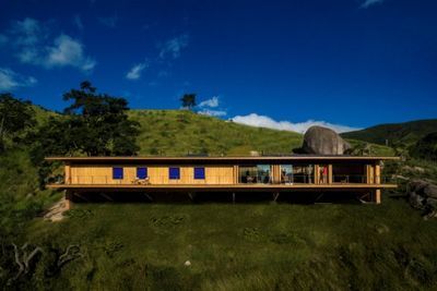 Casa no campo une arquitetura sustentável e integração com a natureza