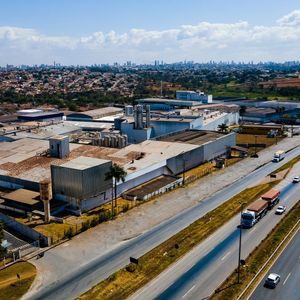 Oportunidade Única pra REFORMA na BR-153 sentido São Paulo - Galpão Comercial Desocupado à Venda em Aparecida de Goiânia, Goiás