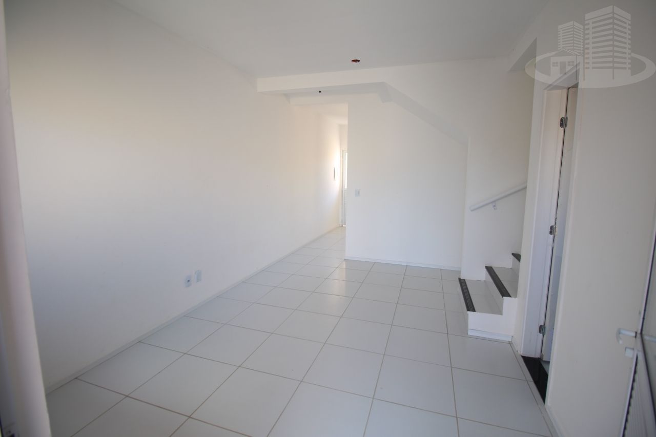 Casa à venda com 2 quartos, 81m² - Foto 2