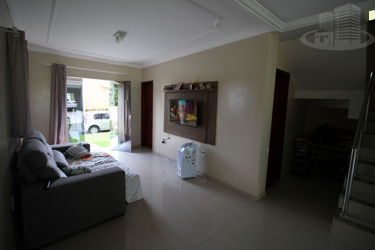 Casa de Condomínio à venda com 4 quartos, 215m² - Foto 2