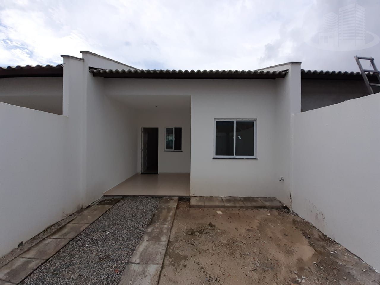 Casa à venda com 3 quartos, 80m² - Foto 1