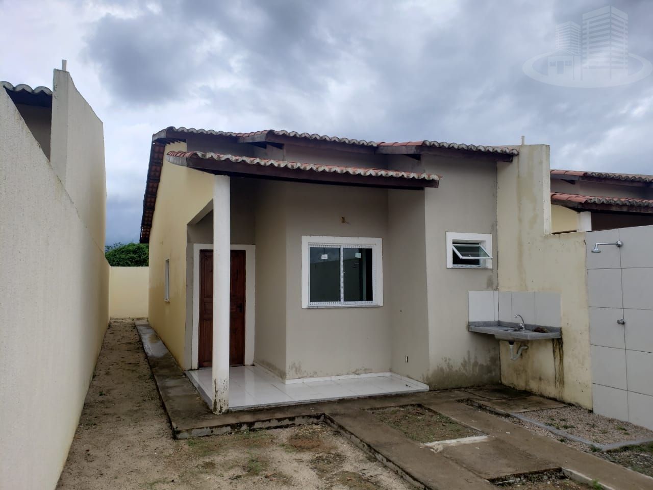 Casa à venda com 2 quartos, 72m² - Foto 1