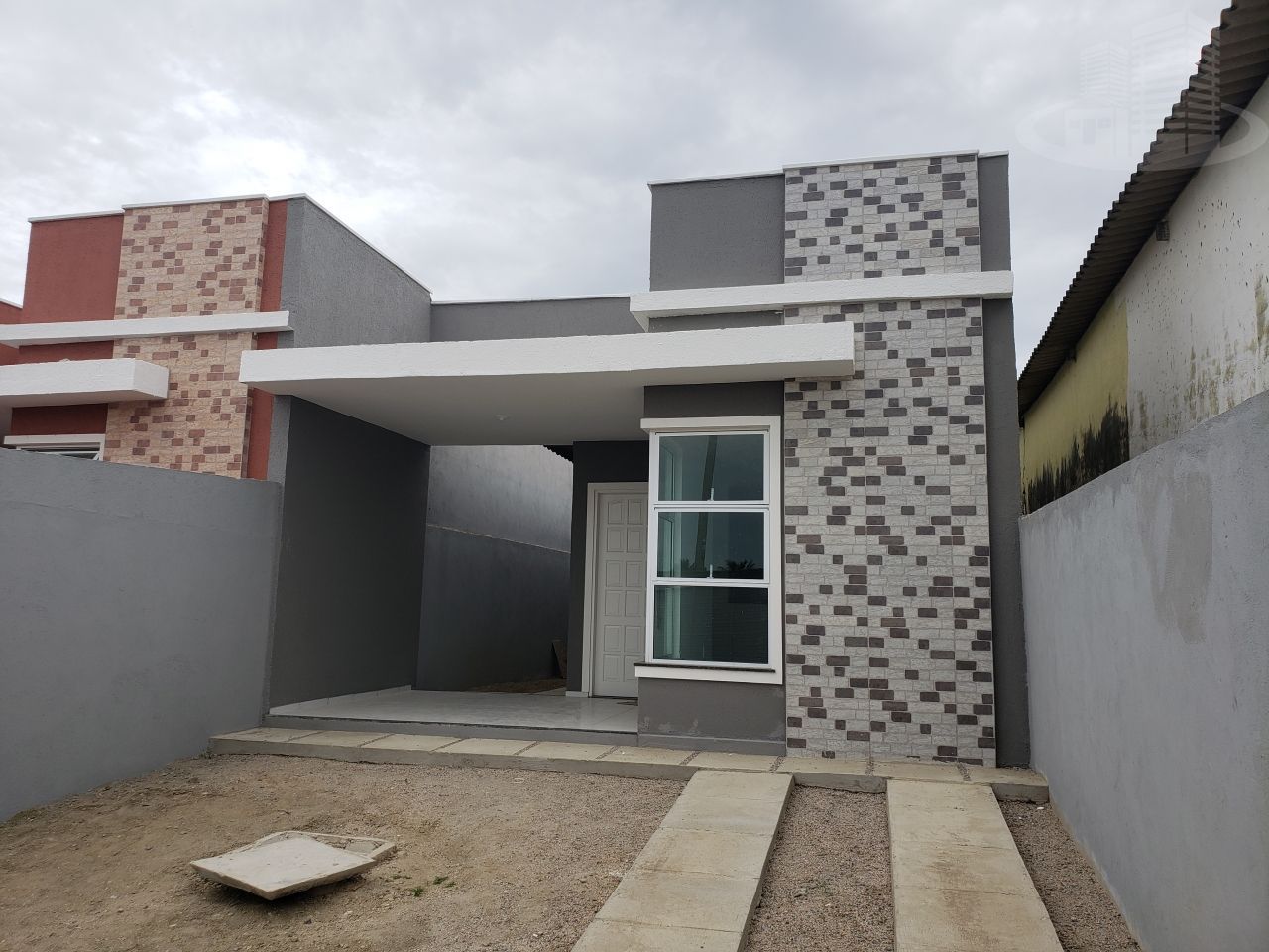 Casa à venda com 3 quartos, 89m² - Foto 1