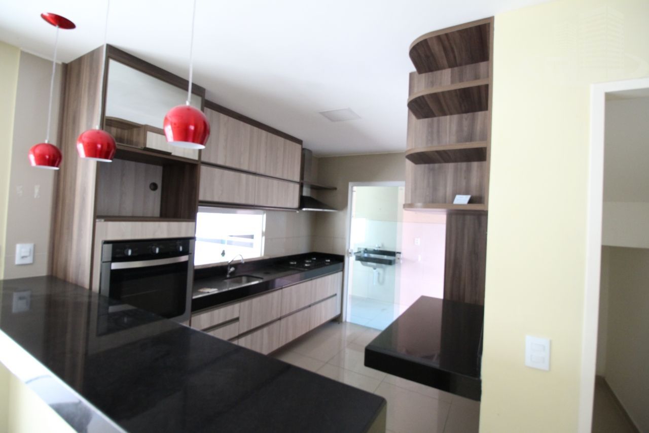 Casa de Condomínio à venda com 3 quartos, 196m² - Foto 4