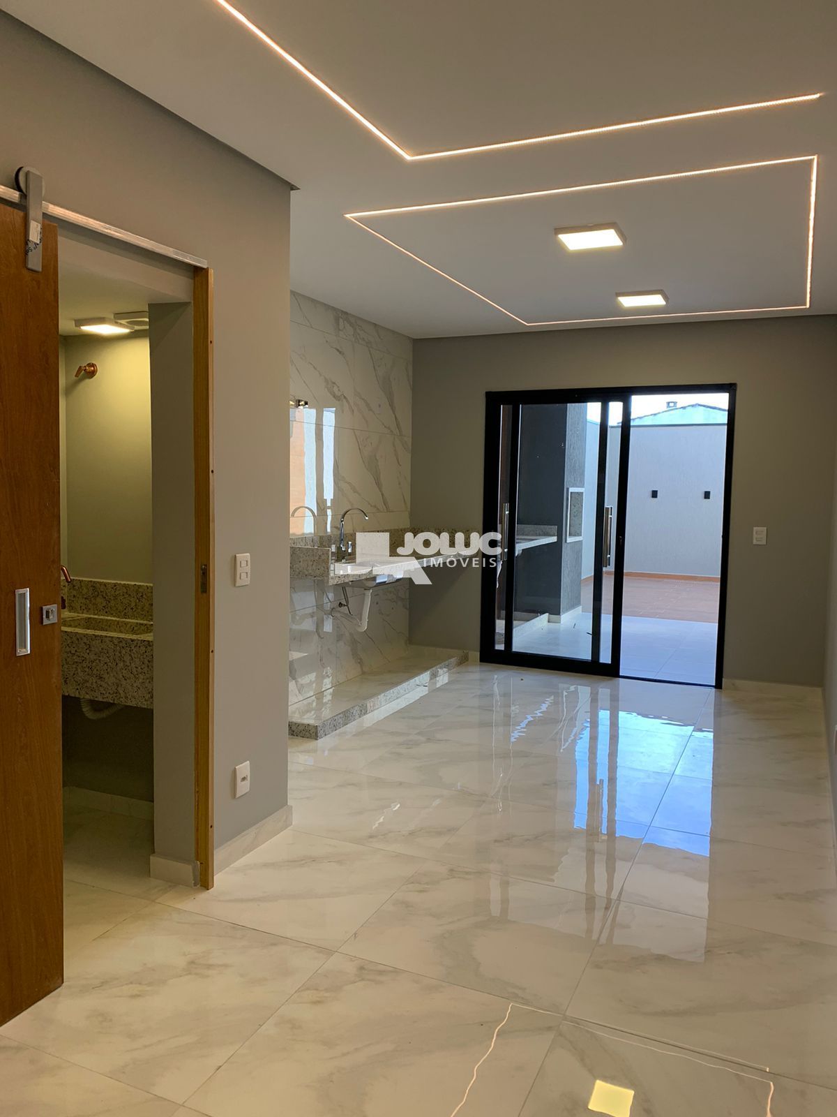 Sobrado à venda com 3 quartos, 124m² - Foto 1