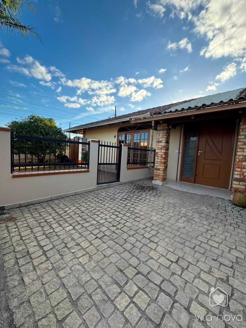 Casa Averbada à venda no Jardim Iririú