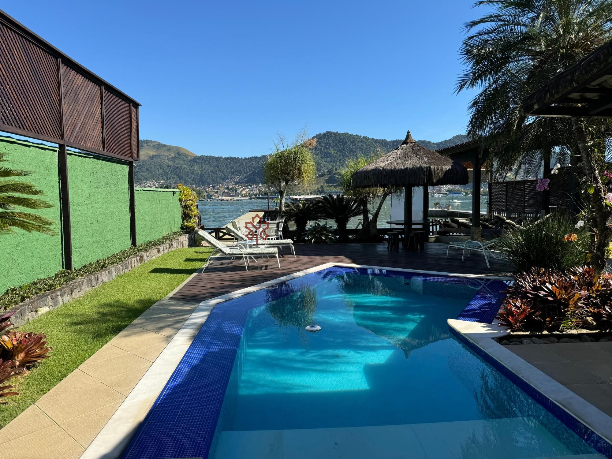 Casa à venda com 4 quartos, 600m² - Foto 2
