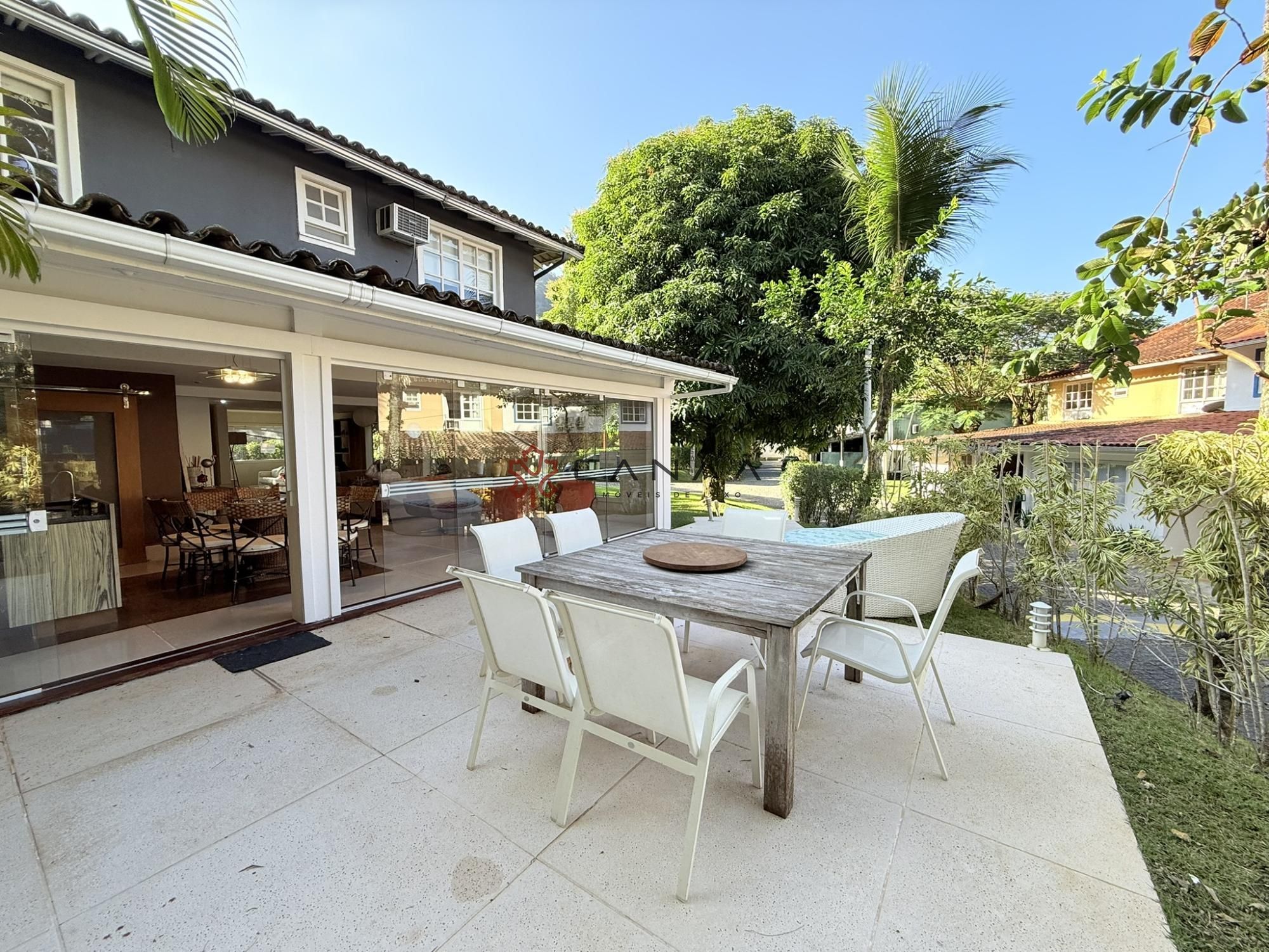 Casa de Condomínio à venda e aluguel com 4 quartos, 199m² - Foto 1