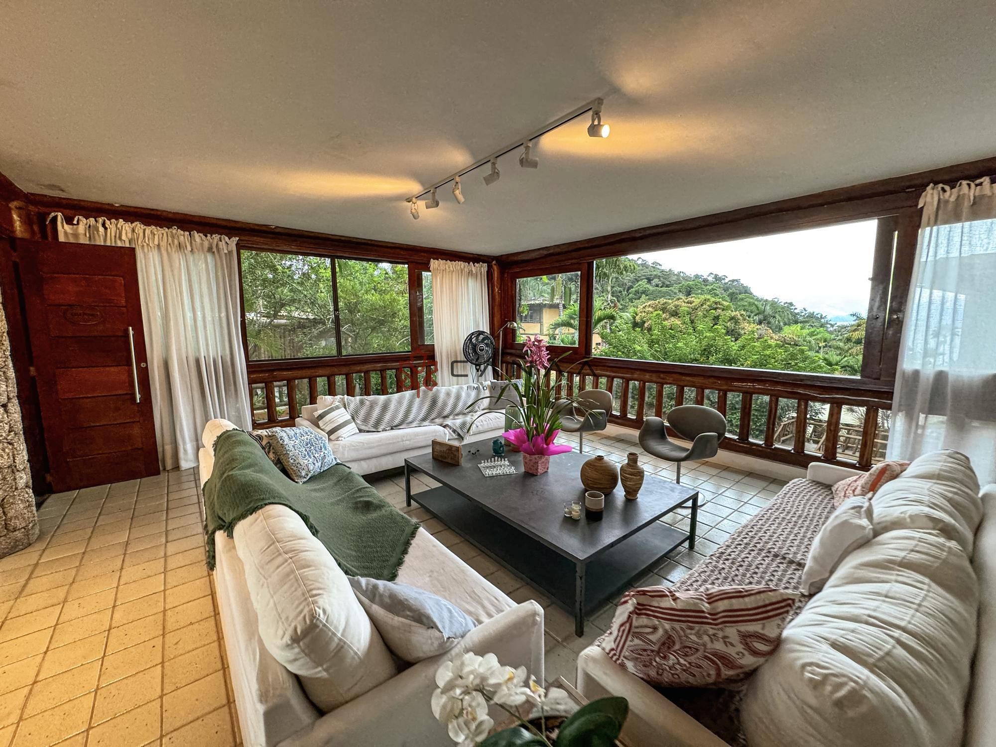 Casa de Condomínio à venda e temporada com 4 quartos, 300m² - Foto 1