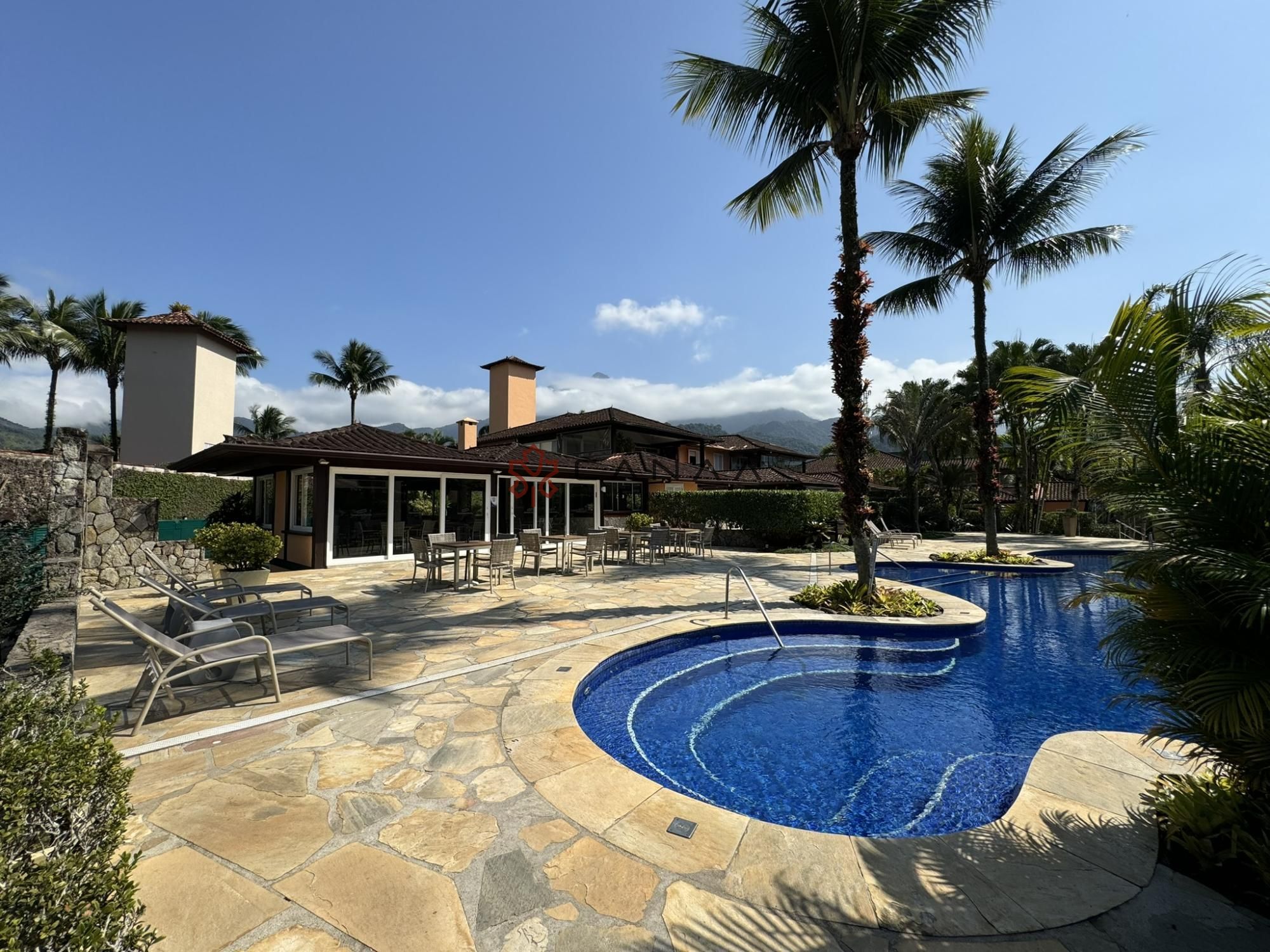 Casa de Condomínio à venda com 4 quartos, 300m² - Foto 3
