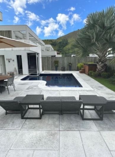 Casa de Condomínio à venda e temporada com 8 quartos, 400m² - Foto 2