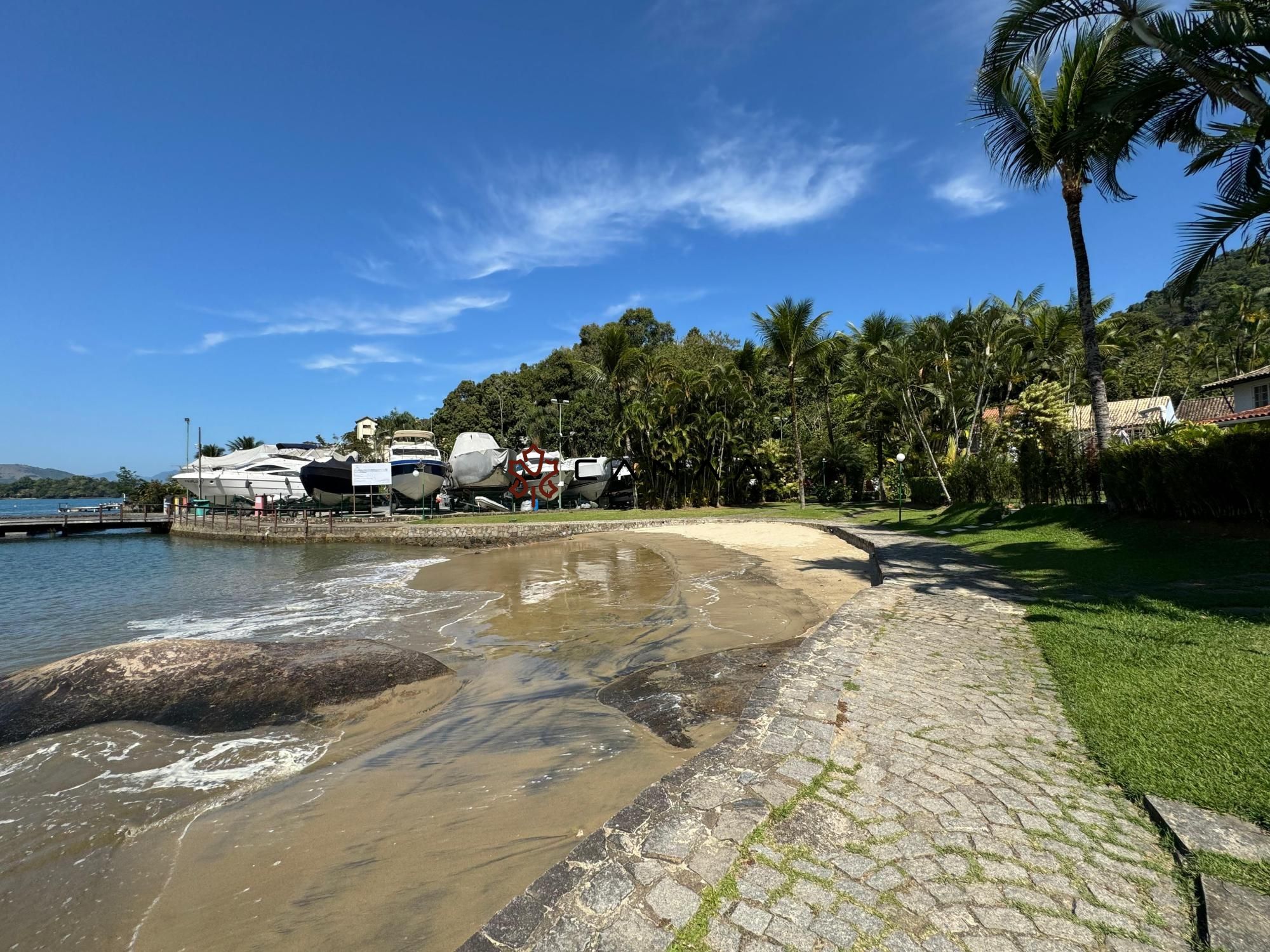 Casa de Condomínio à venda e temporada com 4 quartos, 300m² - Foto 4