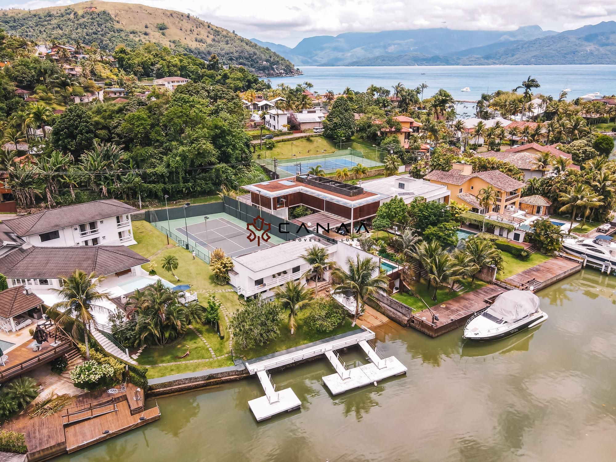 Casa em condomínio à venda  no Portogalo - Angra dos Reis, RJ. Imóveis