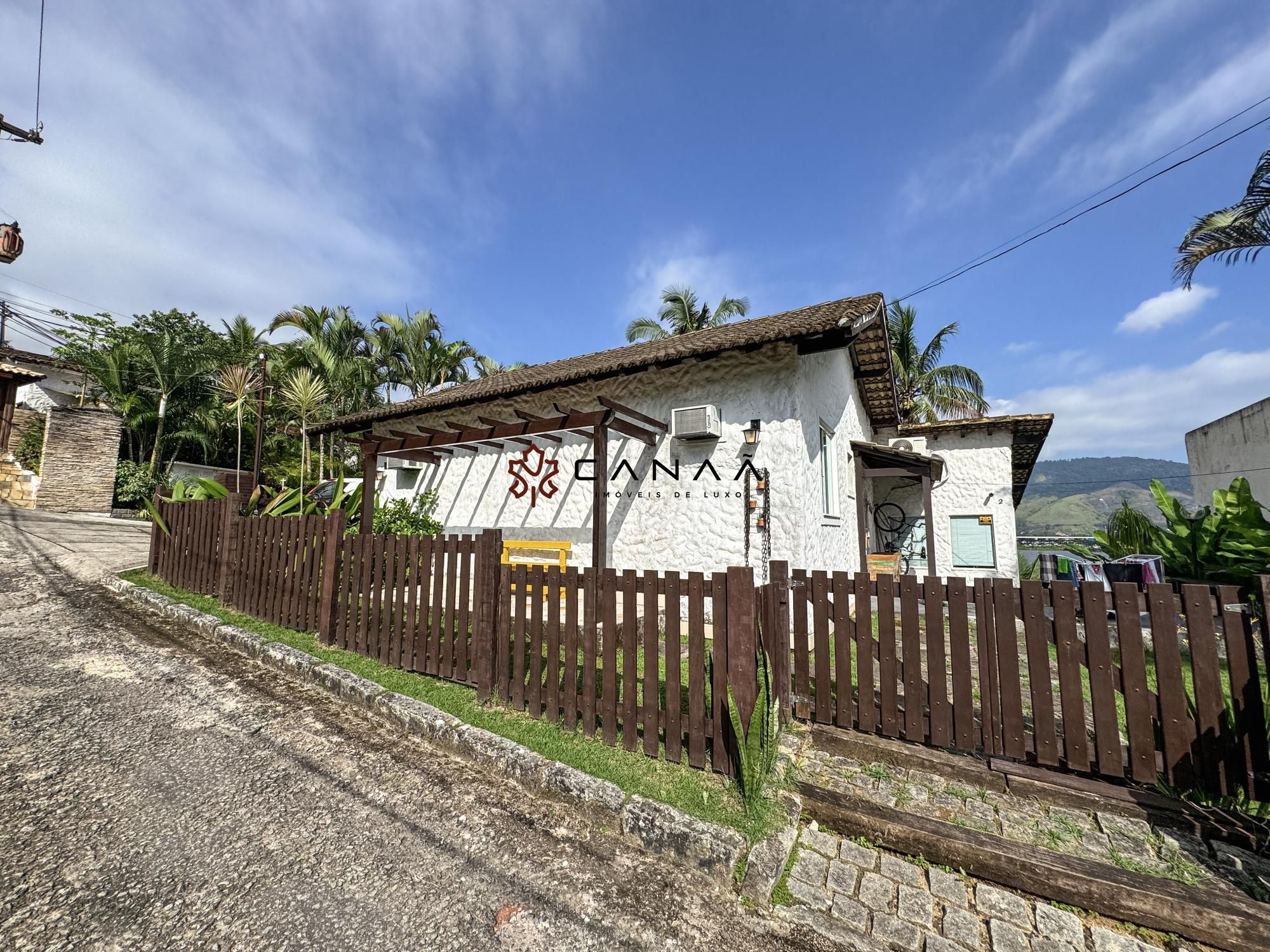 Casa de Condomínio à venda com 3 quartos, 200m² - Foto 2