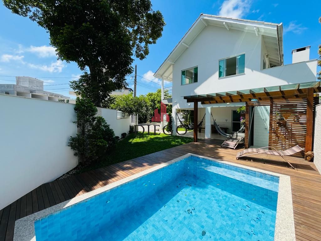 Casa à venda com 3 quartos, 157m² - Foto 1
