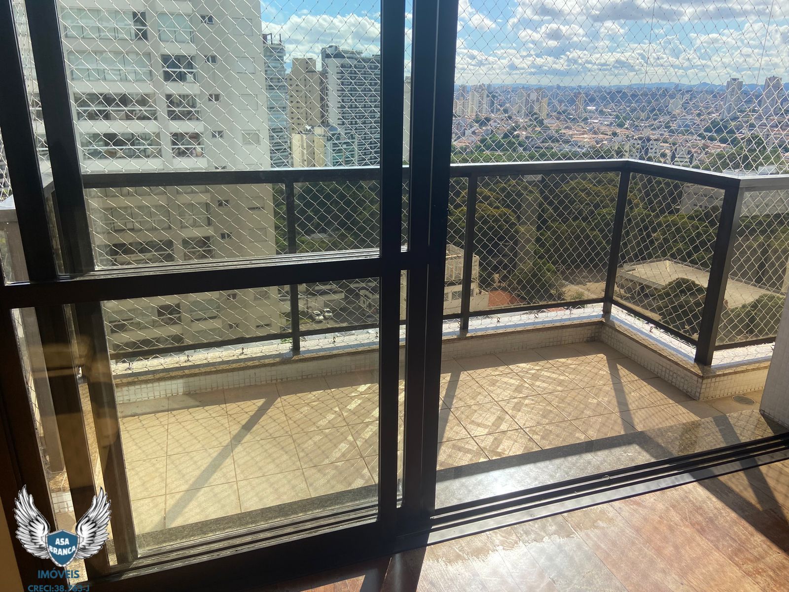 Apartamento à venda com 3 quartos, 135m² - Foto 2