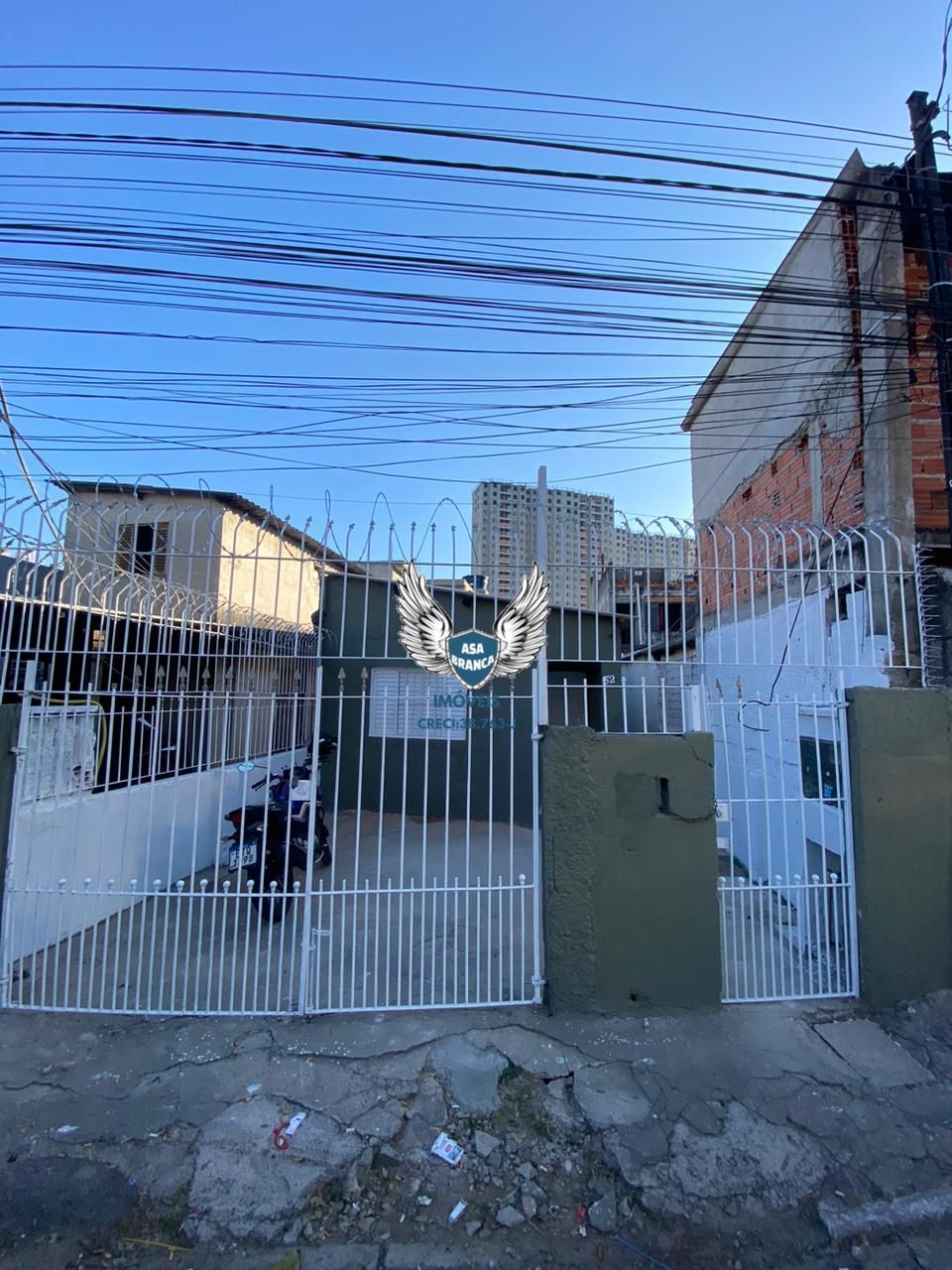 Casa térrea com edicula na cachoeirinha com 03 dormitórios, 02 vagas de garagem