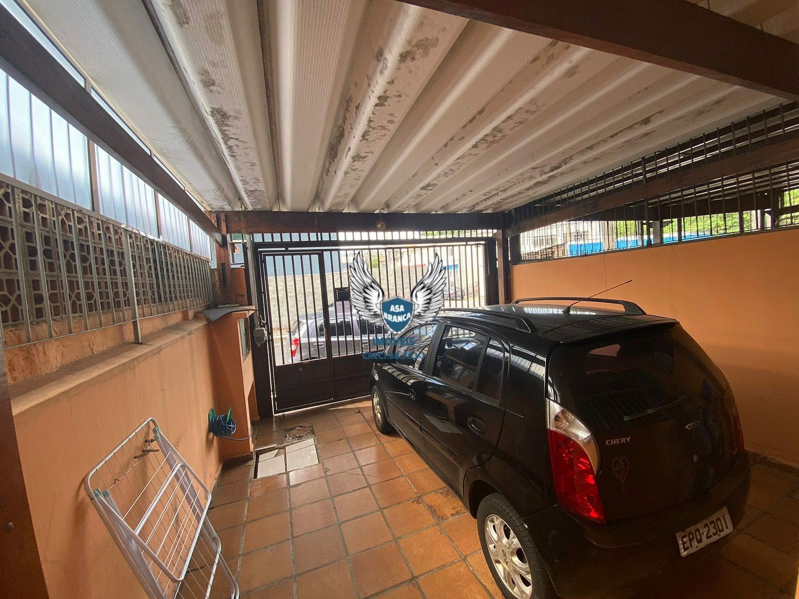 Sobrado de 04 dormitórios sendo 01 suíte e 02 vagas de garagem
