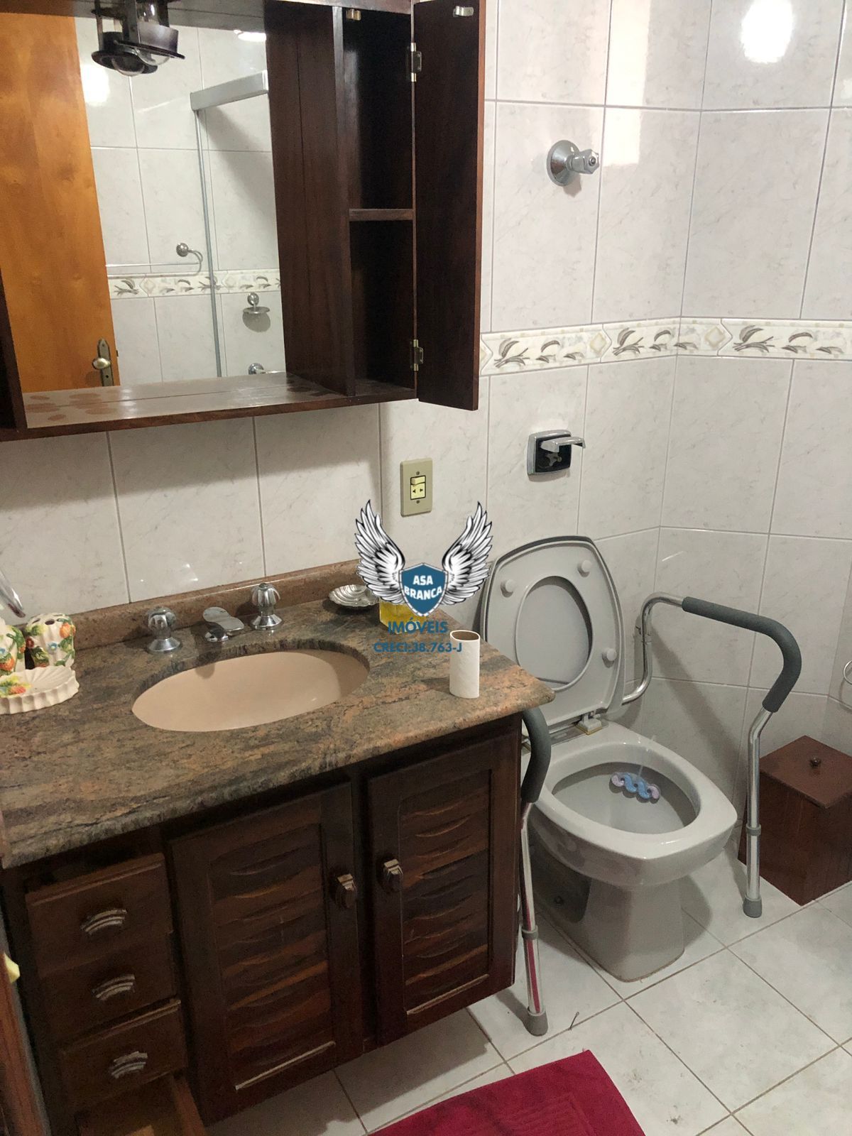 Apartamento com 02 dormitórios e 01 vaga de garagem, à 350 metros da parada ingl