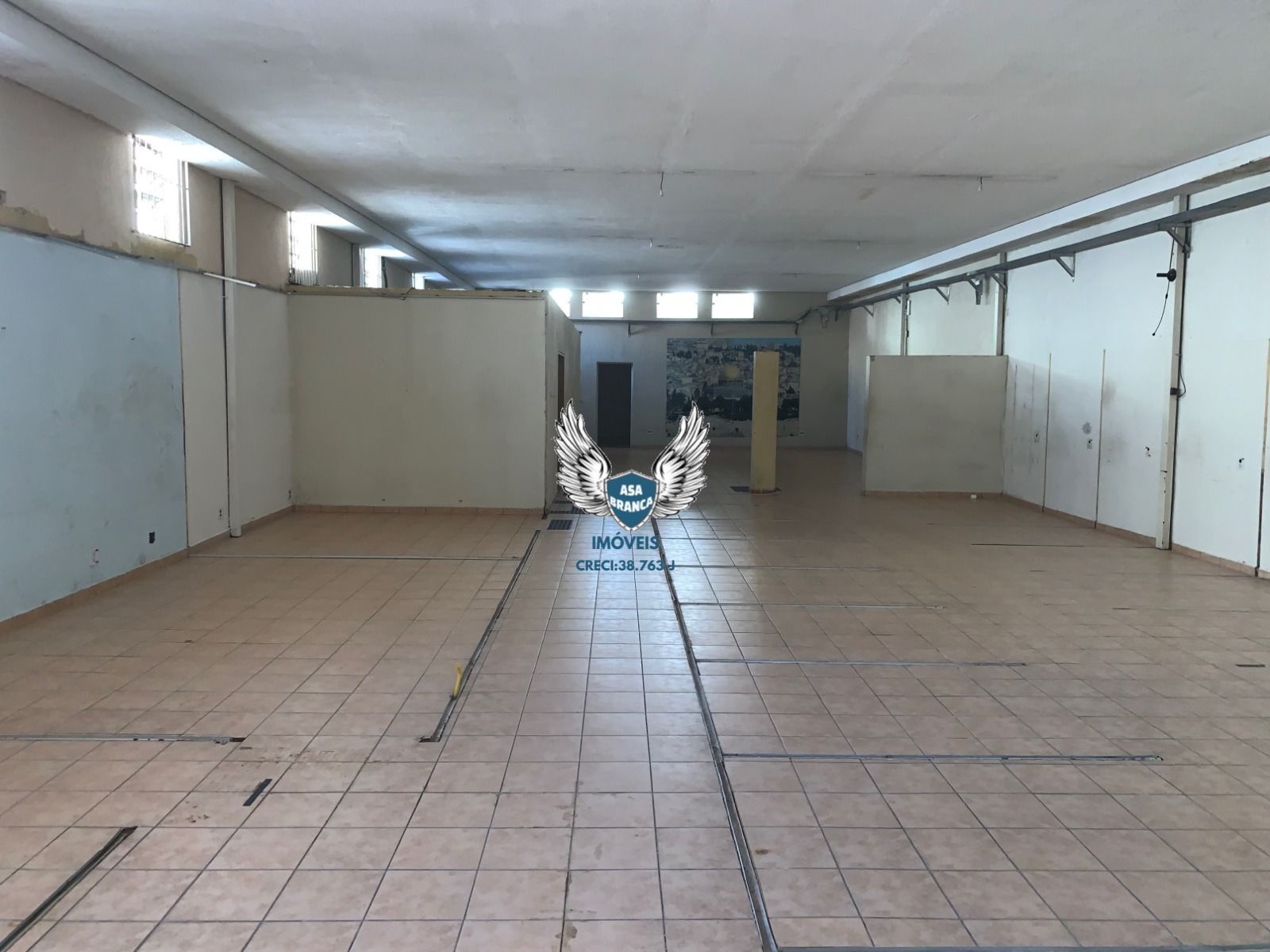 Galpão comercial com 7 salas e 6 banheiros com 720 m² tendo 