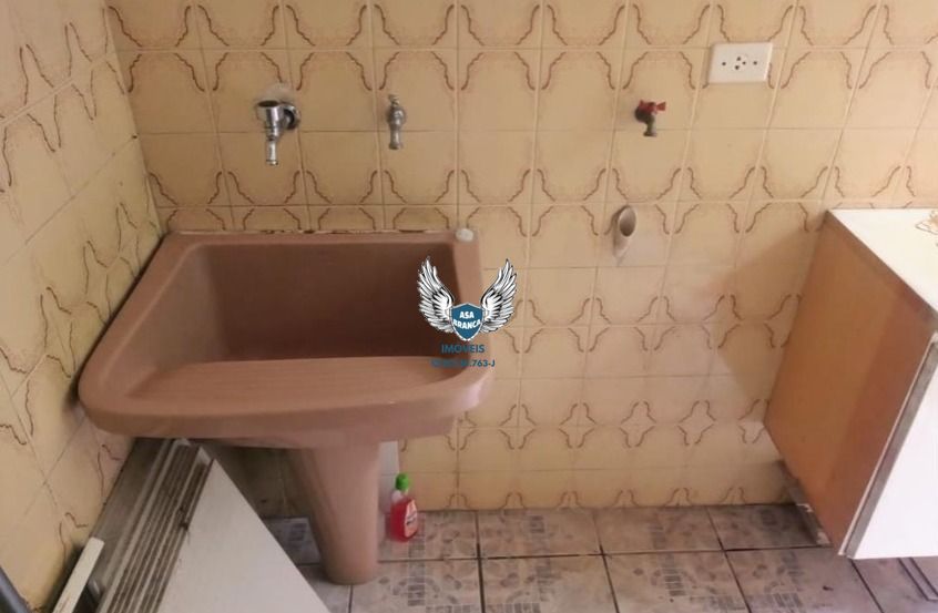 Sobrado no bairro santa terezinha possui 04 suítes, 02 vagas de garagem.