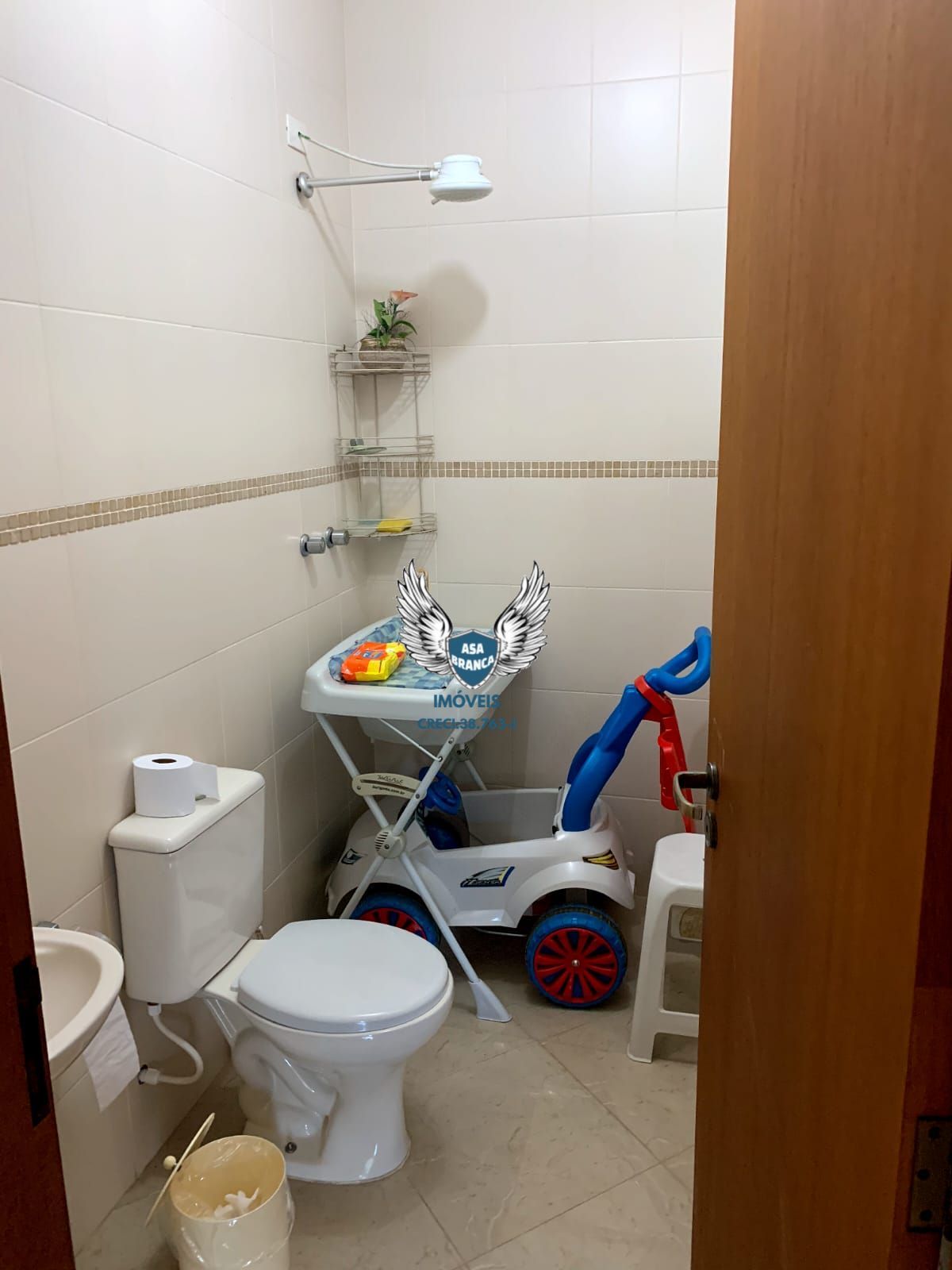 Sobrado de alto padrão em condomínio fechado com 04 suítes