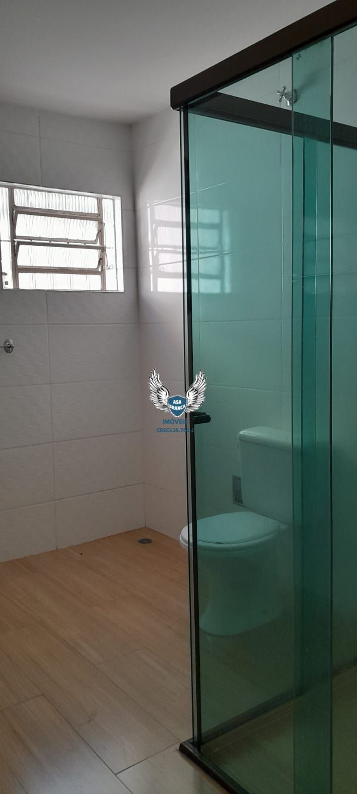 Casa térrea com 03 dormitórios sendo 01 suíte e 03 vagas de garagem