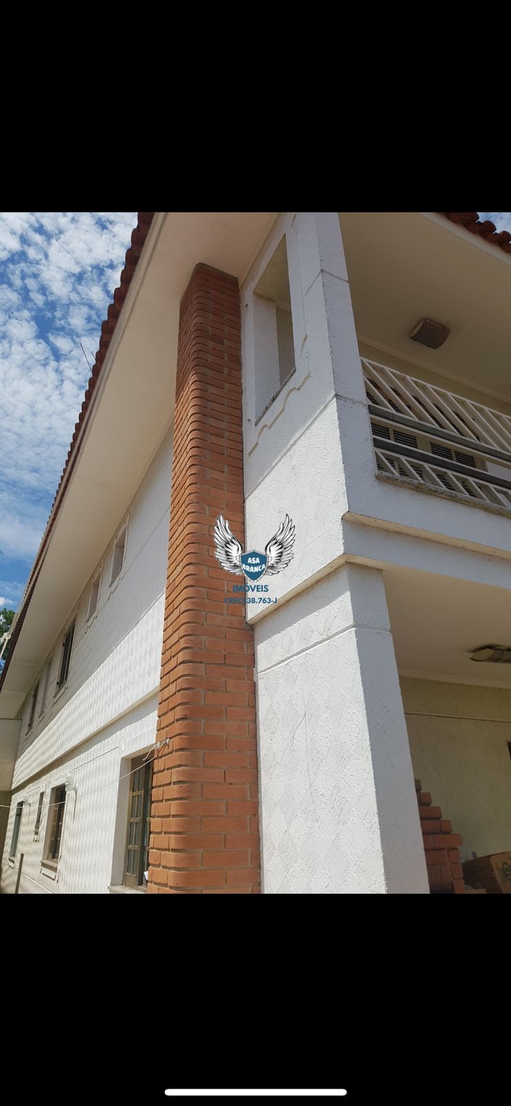 Sobrado de alto padrão de porteira fechada com 04 dormitório