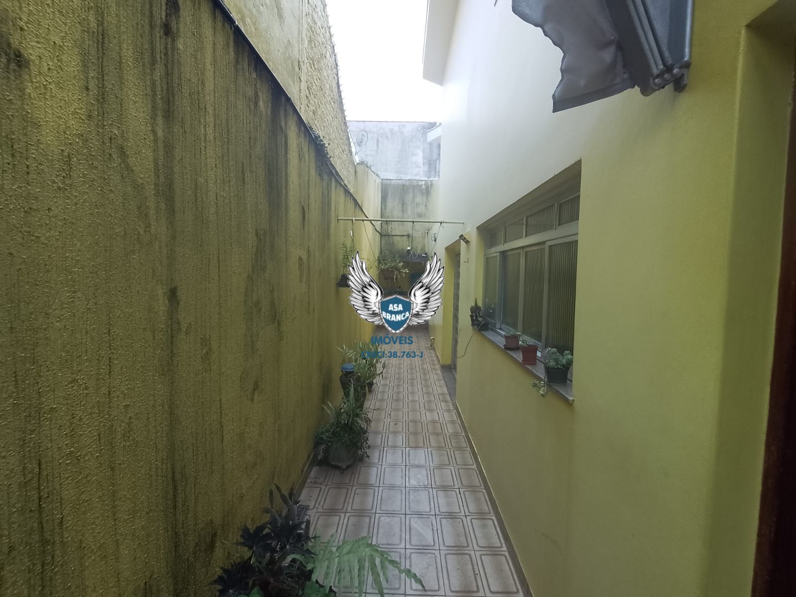 Excelente sobrado com 03 dormitórios, 01 suíte, garagem espaçosa , imóvel semi-m