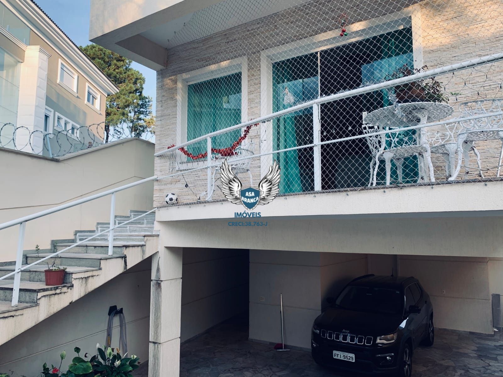 Sobrado de alto padrão em condomínio fechado com 04 suítes