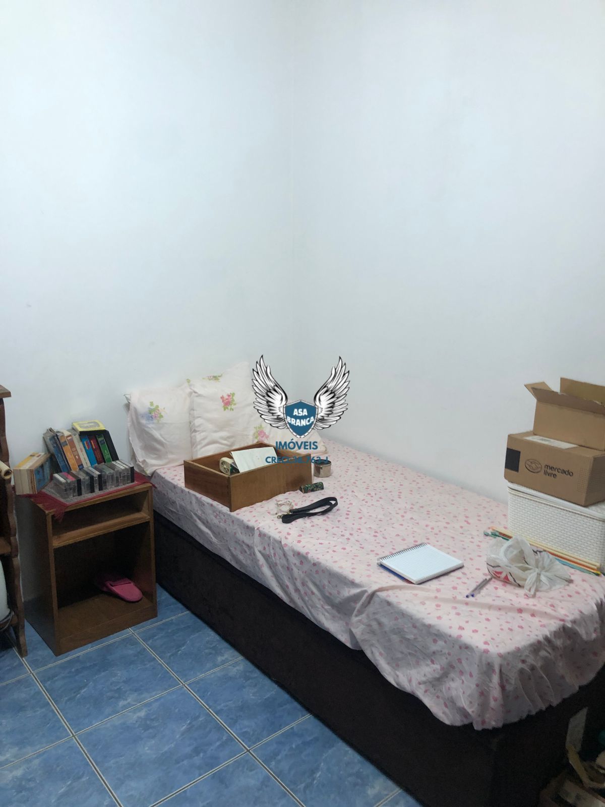 Apartamento com 02 dormitórios e 01 vaga de garagem, à 350 metros da parada ingl