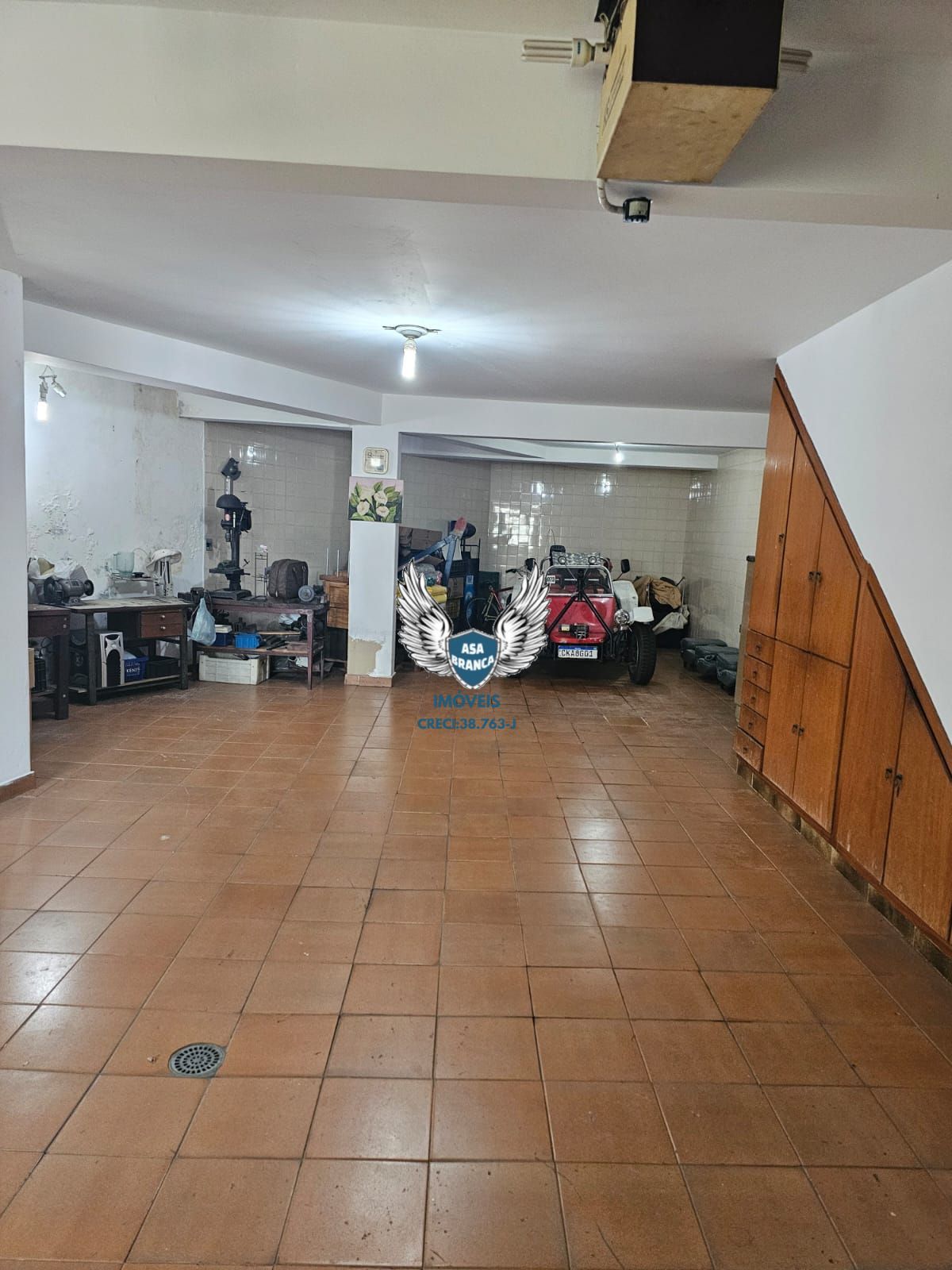Excelente sobrado com 03 dormitórios, 01 suíte, garagem espaçosa , imóvel semi-m