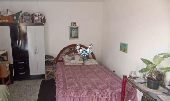 Casa térrea, com com 04 dormitórios e 03 vagas de garagem e uma edícula