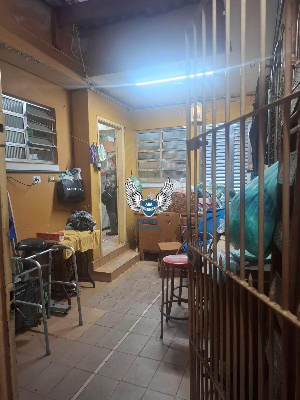 Casa térrea na vila nivi com 01 dormitório e 06 vagas de gar