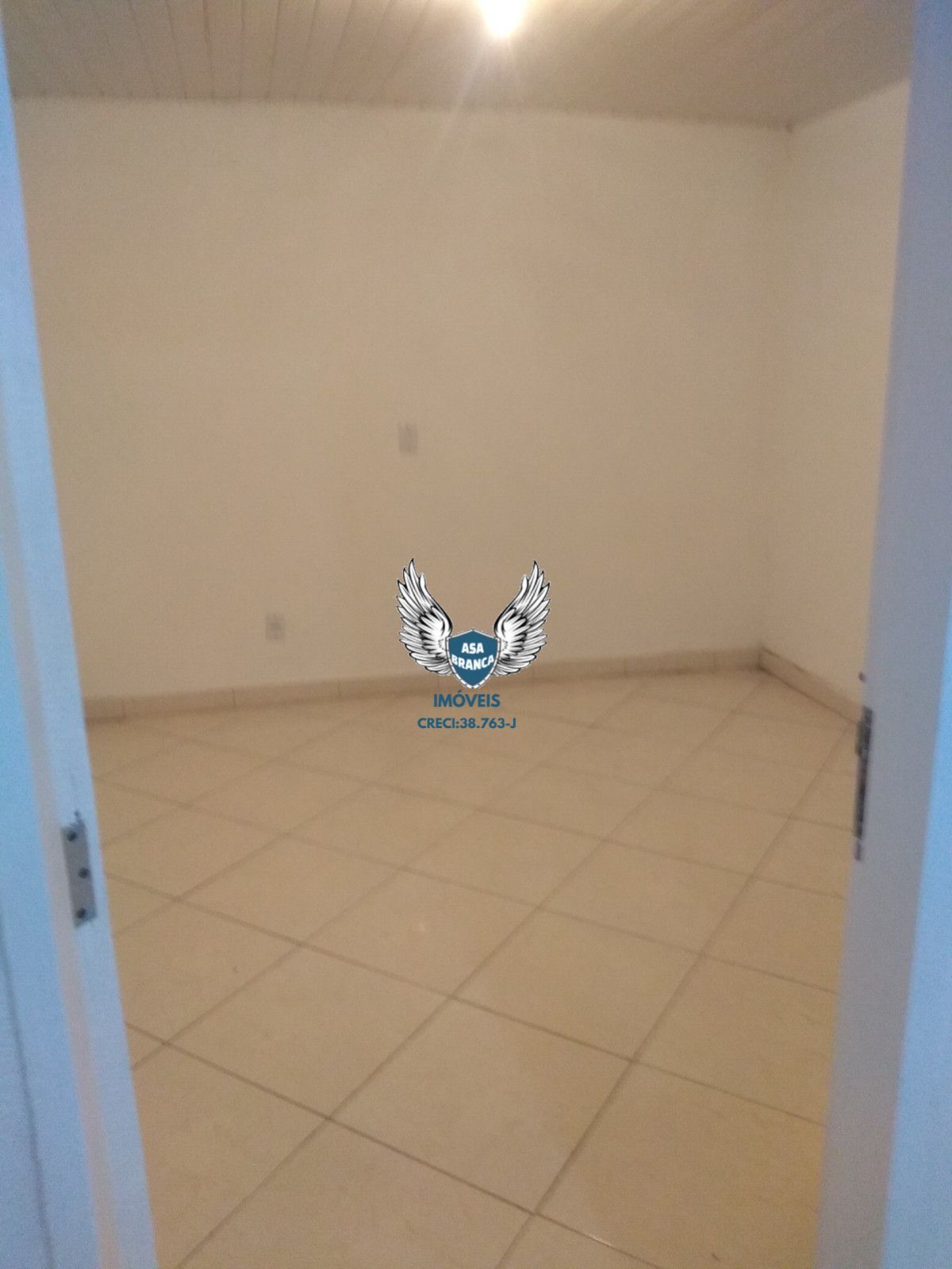 Conjunto com 03 casas sendo 01 sobrado de 4 quartos uma casa
