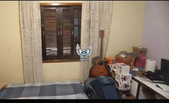 Casa térrea, com com 04 dormitórios e 03 vagas de garagem e 
